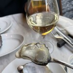 DAVELLO gastropub - 牡蠣には白ワインでしょう♪
