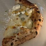 DAVELLO gastropub - クアトロフォルマッジオ半分食べちゃった！