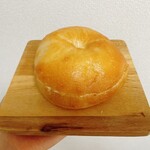 ブーランジェリーアヴォロンテ - クリームチーズとブルーベリーソースのベーグル