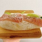ブーランジェリーアヴォロンテ - 生ハムとアボカドのチャバタサンド