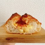 ブーランジェリーアヴォロンテ - 明太チーズ（切った断面）