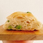 ブーランジェリーアヴォロンテ - 枝豆のスティックフォカッチャ（切った断面）