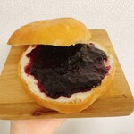 ブーランジェリーアヴォロンテ - カップに入ったブルーベリーを後乗せ！