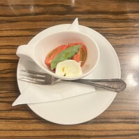 エビスエスクラッシコ - フルーツトマトとチーズのお通し