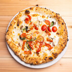 ナポレターナ（モッツァレラ、アンチョビ、プチトマト、ニンニク、オレガノ、バジリコ）