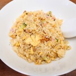 琉華食堂 - 半チャーハンというより2/3チャーハンと言いたくなるしっかりした量があります