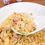 琉華食堂 - 具はチャーシュー・ハム・卵・ねぎ
      パラパラ食感