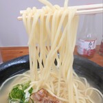 琉華食堂 - 断面が丸い「丸麺」
                                八重山そばでよく使われるタイプ