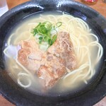 琉華食堂 - 鰹節の香り豊か
                                やや白濁していて、口当たりやさしいスープ