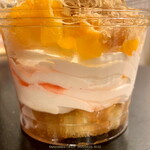 焼き栗のいそやま - マドレーヌの上にあっさり味の生クリームとたっぷりのフルーツトッピング