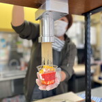 焼き栗のいそやま - 注文後 奥さまが一つ一つ栗を紡いで2層がけにしてくれます