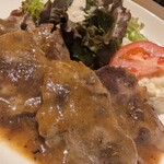 社 - すりおろした玉ねぎと生姜のソースをまとった豚ロース