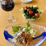 シャトレーゼカントリークラブ野辺山 レストラン - グラスワインにキムチ(奥は連れのサラダビュッフェ