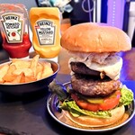GALETTE BURGER'S - スタンダードバーガーに牛100%パティー、ピクルス、エッグをトッピング　ポテト付き(ポテトは細いのと太いの、どちらかを選べます)