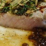 夢時庵 - 厚切りロース肉は美味しそうなピンク色の焼き上がり