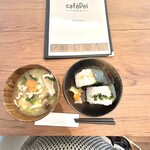 caféPei - 銀鮭と朝熊の小菜の胡麻和えのおにぎり、豚汁