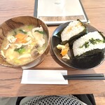 caféPei - 銀鮭と朝熊の小菜の胡麻和えのおにぎり、豚汁