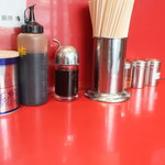 ラーメン二郎 - 卓上調味料