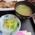 ごはん屋 さくら - 味噌汁と漬物