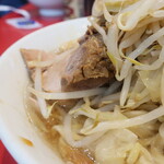 ラーメン二郎 - 豚の厚み