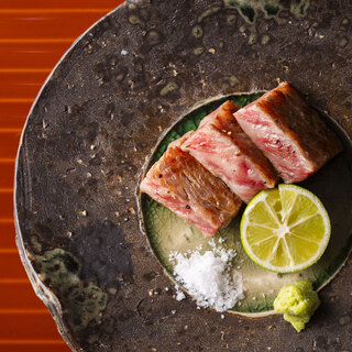 上質な肉や旬食材で丁寧に作り上げる革新的な一皿に舌鼓