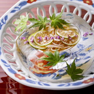 氷の器に盛り付けた、雪花菜自慢の涼麺。