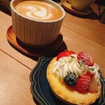 47 - 苺とマスカルポーネのタルト、カフェラテ