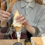 箔一 - 手際よく金箔を貼っていきます