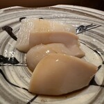 佐野鮨 - 目を疑うほどの大きな帆立です。通常の3倍近く大きいような気がしました。肝の鮮度も新鮮そのもので、初めて食べる帆立の美味しさと食感に序盤から良い意味でパニックです。笑