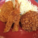 かつや - 海老フライ×2向って右がメンチカツ左はヒレカツ