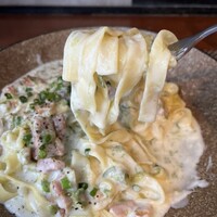 オステリア ブッビーノ - ベーコンと生海苔とパルミジャーノチーズのクリームソース　フェットチーネアップ
