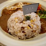 アニバーサリー カフェ - ご飯は黄色い米（ビタミン米❔）と
古代米と炊かれていて、その色素が出ていて
ほんのりと全体に赤みが混ざっている

モッチリ感のあるご飯（もち米❔）なので
食感もシッカリとあり噛み締めて食べることになる