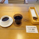 アニバーサリー カフェ - テーブルセットアップ状況
ドリンクはセルフ

◯ピンクグレープフルーツオレンジウォーター
あまり味わいは感じないけれど
少しピンクグレープフルーツの

爽やかさがあるような気がする〜❔（笑）