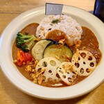 アニバーサリー カフェ - ◯自家製バターチキンカレーモーニング
上には素揚げされたレンコン、茄子、プチトマト、フライドオニオンチップ、ブロッコリーが具材となり

最初は普通と思える甘味から来る感じだけれど