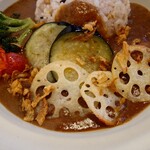 アニバーサリー カフェ - よくよく味わってみるとトマトの酸味感や
野菜、フルーツであろう旨味、甘味
バターのコク感と
後からジンワリとした辛さがやって来る

いろんな味わいが溶け込んでいる
自家製のカレーとなり、美味しいねえ♪