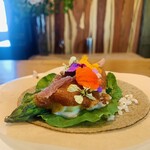 レストラン ウオゼン - ③【温前菜】
      蘇我農園のグリーンアスパラのホワイヨ（チーズ：仏産コンテチーズ + パン粉焼き）、ガンジー牛の自家製生ハム3年熟成+ マイクロハーブと花のせ魚沼産蕎麦のガレット