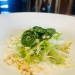 レストラン ウオゼン - ⑥【魚】
      真鯛の蒸し焼き、山菜5種（コゴミ、ウルイ、アサツキ、ミツバ、フキノトウのピクルス）、2種のソース（鯛出汁+クリーム、昆布油）、お米のパフ添え