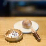 レストラン ウオゼン - ⑤【パン+バター】
      自家製ブール、加勢牧場ガンジー牛の自家製ヨーグルトのホイップバター、オニグルミ+タカキビ掛け