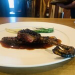 レストラン ウオゼン - ⑦【肉】
      真鴨の石窯焼き（胸+脚）、ジュのソース、アサツキ添え