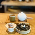 レストラン ウオゼン - ⑫【小菓子+お茶】
      ブルーベリーのファーブルトン、ヨモギのわらび餅ホワイトチョコ掛け
      佐渡産野草茶