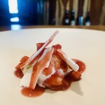 レストラン ウオゼン - ⑪【甘味-2】
      加勢牧場ガンジー牛のリゾット+アイス、ルバーブのコンフィチュール（ジャム）、マスカルポーネのムース、レモン風味のメレンゲ、越後姫（苺）のソース掛け