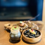 レストラン ウオゼン - ①【アミューズ3種】
      ・ジビエドッグ、発酵黒大蒜のソース
      ・猪リエットのタルト、セロリのパウダー、花山椒のピクルス+ビーツのマリネのせ
      ・タラの芽のベニエ、月輪熊のラルド巻き、椿の花のピクルスのせ