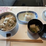 梅の花 - 炊き込みご飯　お吸い物湯葉入り　お漬物