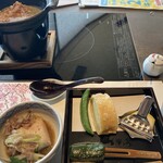 梅の花 - 左が牛すき煮を入れた器　右が湯葉揚げと生麩の田楽