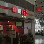 Online Café Bar and Grill  - Detroit Metropolitan Wayne County Airport・ McNamara TerminalのGate A36の隣にあります。