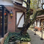 光原社 可否館 - 左　ギャラリー　右　喫茶