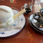 光原社 可否館 - ボリュームアイス＋ステンドグラス陰がうつる