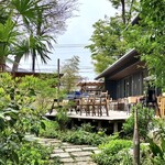 サトミキルン - 庭から見たテラス席