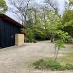 サトミキルン - 店前に駐車場６台＋奥に３台あり