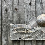 サトミキルン - 金属製のロゴ